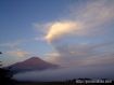 雲海の上にそびえる富士山 08年10月10日撮影