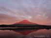 感動的な赤富士の逆さ富士が見られました。 19年8月6日撮影