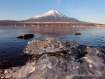 湖岸の氷がキラキラと光ってとてもきれいでした。 23年2月6日撮影