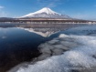 湖は薄氷が張り、氷のないところに逆さ富士が見られました。 24年2月9日撮影