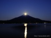 富士山頂に月が沈むパール富士を狙ってみました。 16年5月22日撮影