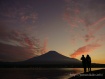 夕焼けに見とれる湖畔の二人。 16年10月14日撮影