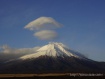 帽子を脱ぐように離れ笠雲が分離しました。 16年12月9日撮影