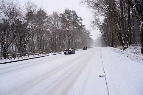 3/4、雪で真っ白になった道路