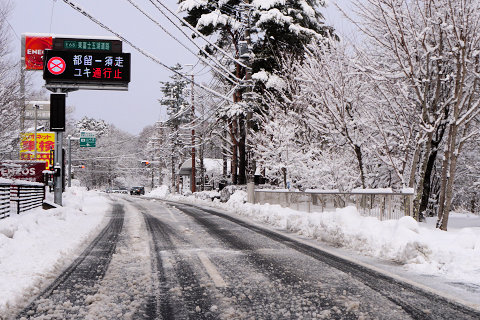 3/19、雪が積もった道路