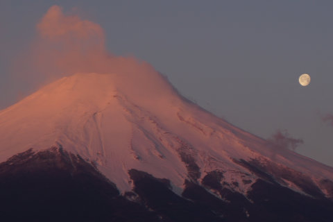 3/17、富士山と月