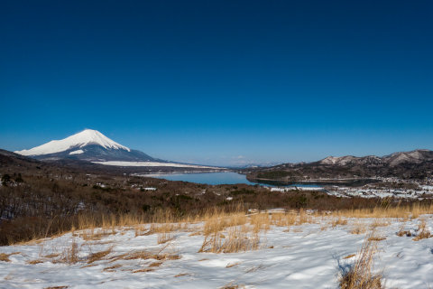 3/21、雪原から望む山中湖と富士山