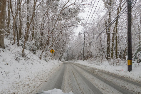 4/1、雪で白くなった道路